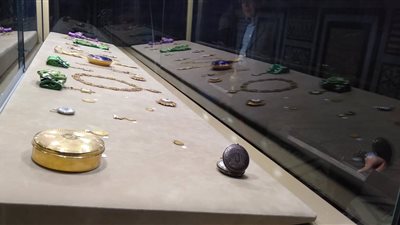 24 تحفة ذهبية.. شاهد أوسمة الأمير محمد علي ومقتنيات الأسرة المالكة