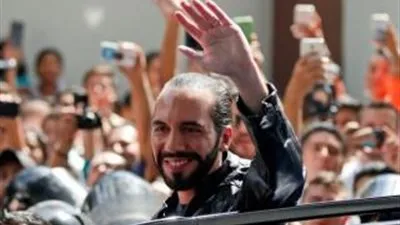 إيران تعتقل والدة ناشط عمالي تعرض للتعذيب