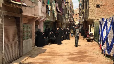 الأهالي تتجمهر لتشييع جثمان شهيد حادث الدرب الأحمر