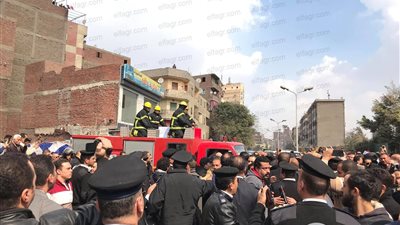 الأهالي يشيعون جثمان الشهيد 