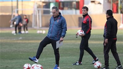 لاسارتي يحاضر لاعبي الأهلي قبل موقعة الداخلية.. ويعقد جلسة خاصة مع طبيب الفريق