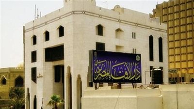 الإفتاء توضح حكم من وجد الآثار في أرضه والتجارة فيها