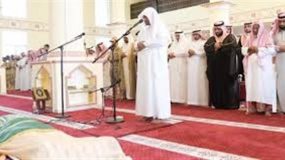 أمير جازان بالنيابة يؤدي صلاة الميت على الشهيد العريف دراج