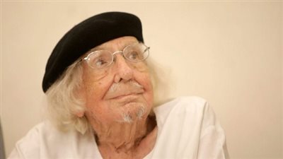 البابا فرنسيس يلغي العقوبات الكنسية عن الكاهن إرنستو كاردينال