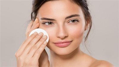 نصائح ذهبية فعالة للعناية بالبشرة الدهنية (فيديو)