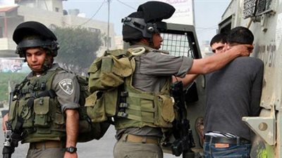 إصابة 10 فلسطينيين خلال اقتحام مئات المستوطنين 