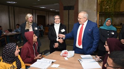 رئيس جامعة القاهرة يتفقد سير العمل بالمكتبة المركزية الجديدة