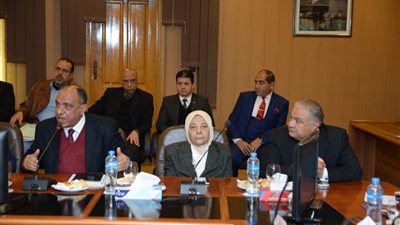 رئيس جامعة المنصورة يجتمع بقيادات الصحة لبحث دعم مبادرة الرئيس 100 مليون صحة (صور)