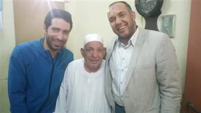 مصدر يكشف كواليس وفاة نجل عم محمد أبو تريكة 