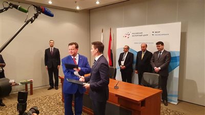 مميش يشهد توقيع اتفاقية بين مركز الصادرات الروسي وأكبر مصنع للأوناش الثقيلة (صور)