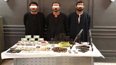 ضبط 3 أشقاء وعاطل بحوزتهم مخدرات وأسلحة نارية