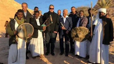 الأجانب وفرقة حلايب وشلاتين يلتقطون الصور مع وزير الآثار