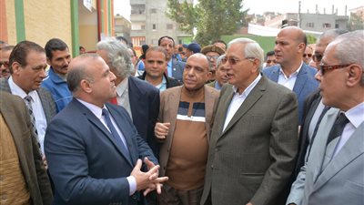 محافظ الدقهلية يعد أهالي كوم الدربي ببناء مدرسة جديدة فور توفير الأرض (صور)