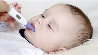 طرق سهلة وبسيطة لخفض درجة حرارة مولودك