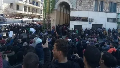 الجزائر: المتظاهرون يقتربون من القصر الرئاسي