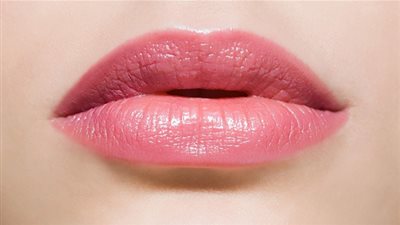 بمكونات طبيعية.. اصنعي مقشر في المنزل للحصول على شفاه وردية