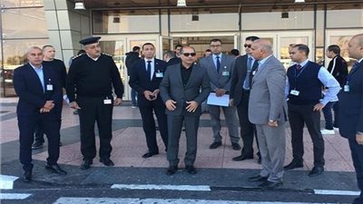 وزير الطيران يتفقد مطار شرم الشيخ استعدادا للمؤتمر 