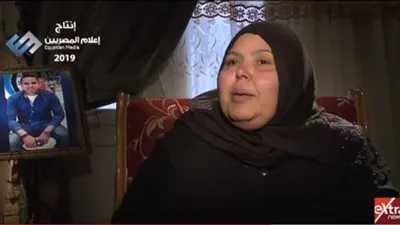 والدة أحد الشهداء توجه رسالة نارية للشباب