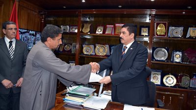 محافظ القليوبية يوقع عقود تقنين واضعي اليد على أراضي أملاك الدولة (صور)