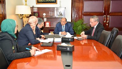 وزير التنمية المحلية يبحث خطة تنفيذية لمنظومة المخلفات مع محافظ السويس