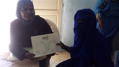 لدعم المرأة المعيلة المجلس القومى للمرأة بالبحر الأحمر يمنح سيدات الجنوب شهادات آمان (صور) 