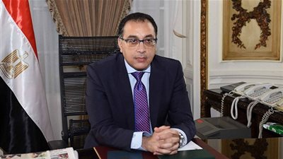 رئيس الوزراء يستقبل العاهل البحريني بمطار شرم الشيخ