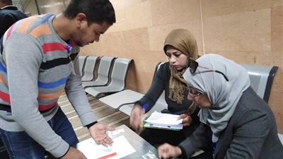 إحباط محاولة تهريب 18 قطعة أثرية بمطار الأقصر  (صور)