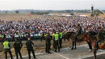 فنزويلا على صفيح ساخن.. إصابة 335 متظاهرا في اشتباكات مع الشرطة على الحدود 