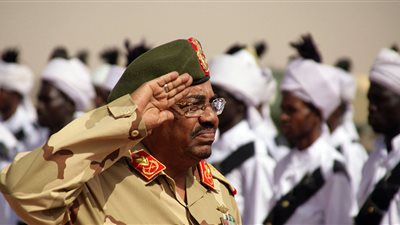 وزير الدفاع السوداني يوجه رسالة حازمة في حضرة البشير