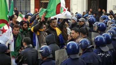 تظاهر المئات بالعاصمة الجزائرية رفضا لترشح بوتفليقة لولاية خامسة