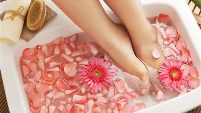 بالخطوات.. ماسك طبيعي لتنعيم وترطيب القدمين 