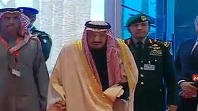 عاجل.. الملك سلمان يصل مقر انعقاد القمة العربية الأوروبية 