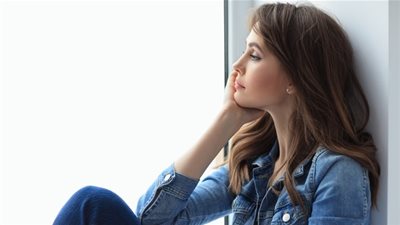 علامات تُفرق بين الانطوائية والقلق الاجتماعي.. تعرّفي عليها!