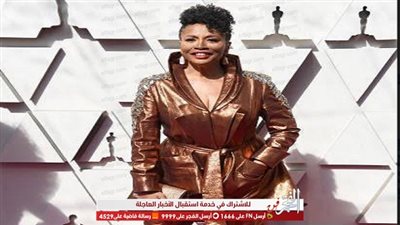 جينفر لويس بإطلالة ذهبية على ريد كاربت حفل 