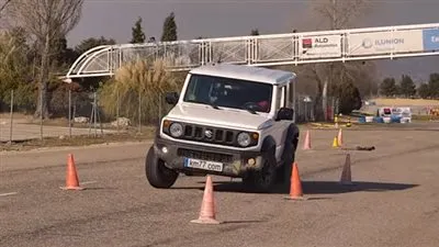 سوزوكي جيمني تفشل في اختبار المناورة (فيديو)