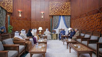 وزير التسامح الإماراتي يسلم الإمام الأكبر درع الجائزة العالمية للأخوة الإنسانية