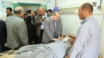 محافظ كفرالشيخ يفاجئ بزيارته المستشفى العام ويستمع للمواطنين