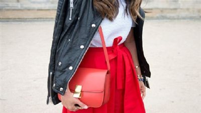 إليكِ طرق تنسيق حقيبة اليد الحمراء مع الملابس (صور)