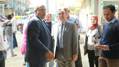 محافظ كفرالشيخ يقود حملة لرفع الإشغالات ويزيل مخزن دقيق مخالف في سخا