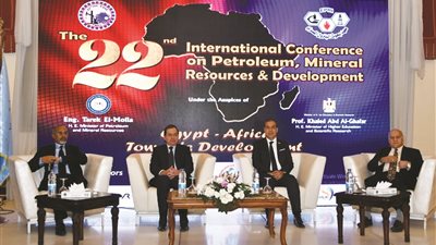 وزير البترول: لابد من تبنى الأسلوب العلمى ودراسة وتحليل متغيرات الصناعة البترولية لمواكبة التطورات 