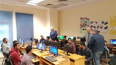 تدريب طلاب جامعة بنها على أعمال الحياكة والتفصيل والتصنيع ضمن مبادرة الرئيس 