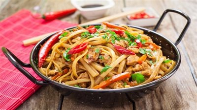 طريقة عمل نودلز بالخضار والدجاج