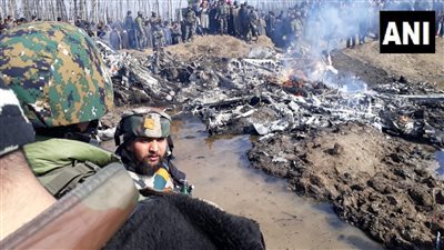 لحظة استهداف مقاتلة هندية بنيران باكستانية وسقوطها (فيديو)