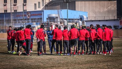 عاجل.. لقطة مثيرة للجدل من جونيور أجايي في وجود لاسارتي (صورة)