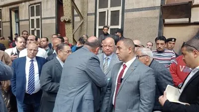 محافظ القاهرة يصل محطة سكك حديد مصر لتفقد حريق القطار (صور)