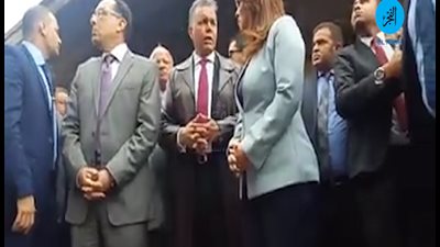 وصول مدبولي ووزيرة التضامن إلى محطة مصر لتفقد حريق القطار (فيديو)
