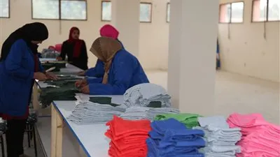 مجمع صناعي للمرأة والشباب في قنا ينتج ٥ آلاف قطعة ملابس يومياً