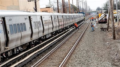 عاجل.. قطاران يدهسان سيارة ومصرع 3 أشخاص في أمريكا (صور)