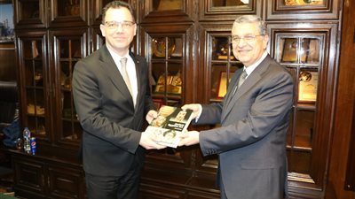 لقاء مصرى رومانى كهربائى لبحث التعاون بين البلدين 