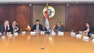 مباحثات مكثفة لوزير التجارة ونظيره الروماني لتعزيز أطر التعاون الاقتصادي